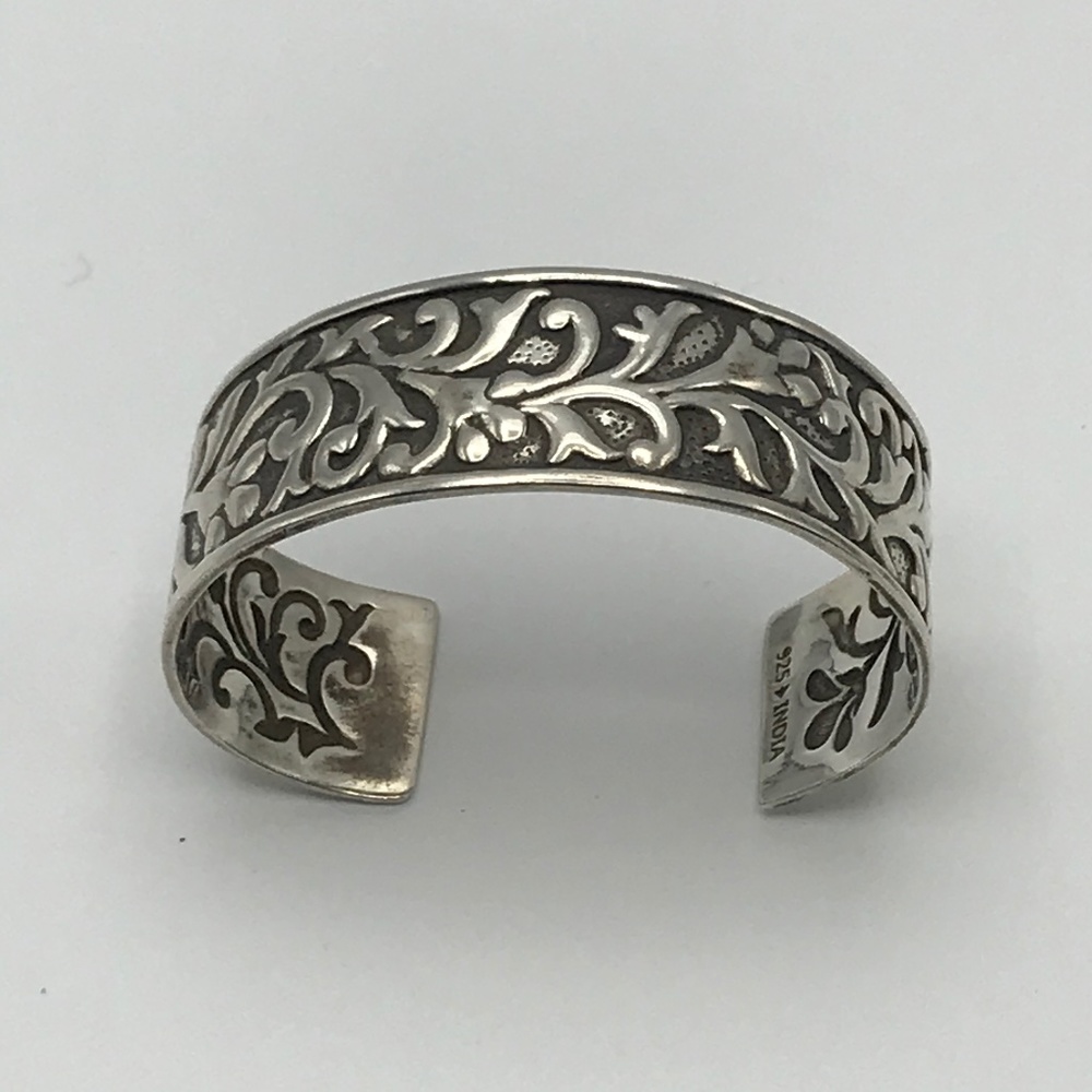 Silpada B3080 Ahead Of The Curve Sterling Silver Cuff Bracelet. 32.96g